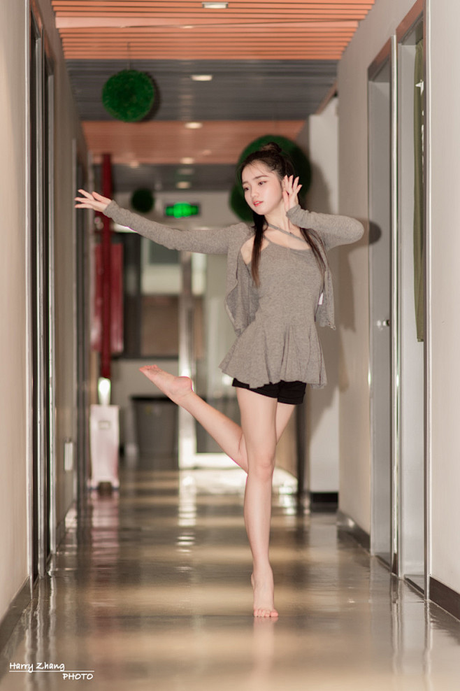 走廊里的芭蕾女孩 - HarryZhan...