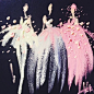 美国画家Katie Rodgers的水粉礼服手绘，同时加入了亮片、水晶、金粉等元素，令画作更加立体和多变，交织出一种如梦似幻的感觉