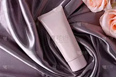 为产品目录、杂志设计化妆品广告，化妆品包装设计。调色霜、遮瑕膏、粉底的广告。营养霜、凝胶、身体乳液，