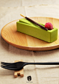 法式甜点——抹茶慕斯MATCHA MOUSSE#甜点##法式##美食# -Goon Studio
法式甜点中的清爽型代表，抹茶清新的香草气息，覆盆子果蓉的酸甜震，犹如在深秋的舌尖降临一场春；其消食解腻、减肥健美、去除痘痘的功效，更是让爱美女生欲罢不能；选用宇治特A级抹茶，天然石磨碾磨成超微粉状，无香精色素，远胜过一般绿茶粉