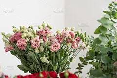 花店的概念。木桌上的花瓶上放着不同的花。壁纸