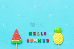 你好夏天五颜六色的文字，菠萝和西瓜棒棒糖上贴在蓝色的纸背景上。概念假期或假期创意俯视图复制空间模板贺