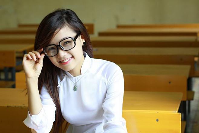 越南高中女生的校服统一为白色奥黛，以象征...