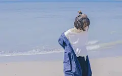 海边短发青春女孩电脑壁纸免费下载