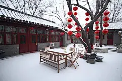 【四季】春雨难休，燕鸟啼飞双依恋。 夏日难凉，荷光景色全时新。 秋叶难缠，七零八落何归根。 冬雪难暖，相思万里冰河洋。 爱亦难言，尘世纷乱诛红颜。 四季难同，轮回交替冷暖相仪。#国史古风#
