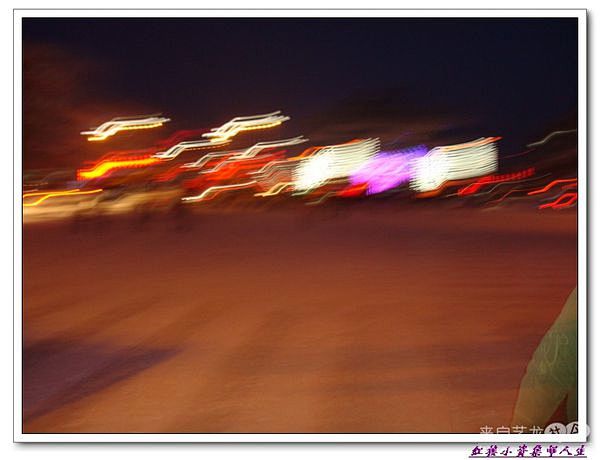 元宵夜色彩斑斓的扎兰屯中央路