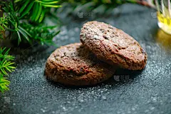 桌上放着糖粉针叶巧克力饼干