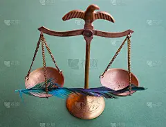 在体重秤上测量羽毛的重量