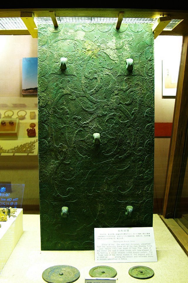 青铜方镜中国古代最大的铜镜出土于西汉齐王之墓高1米15重112斤号称镜