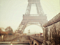 法国巴黎埃菲尔铁塔模糊城市/ 2560×1920壁纸