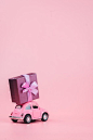 Coche de juguete retro rosa ofrece una c... | Premium Photo #Freepik #photo #negocios #coche #corazon #regalo