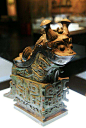 #古代中国# 
【日己觥（gōng）】陕历博萌物了解一下
    觥是商周之际众多酒器中造型独特的一种盛酒兼饮酒器。日己觥奇特的造型和豪放粗犷的纹饰组合巧妙，是西周青铜艺术中独具匠心的设计。日己觥器、盖同铭各18字，大意是天氏为亡父日己铸造祭器，庇护子孙万代。与日己觥同时出土的还有日己方 ​​​​...展开全文c