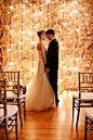 用创意小吊灯打造一个星光璀璨的婚礼现场


闪烁的小吊灯能帮你打造一个最理想的婚礼现场效果，它们不仅可以装饰在户外的树上，餐桌上，也可以是一个拍照效果很棒的背景墙。快用这些创意小吊灯为你的婚礼增加一些浪漫的光芒吧！