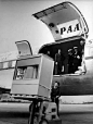 1956年一个只有5MB容量的硬盘
却重量惊人
来回必须用飞机来运输