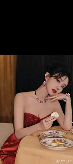 孟子义红裙美腿壁纸，优雅热烈的...@老男人笔记的动态