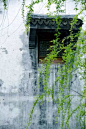 ［ 乍晴乍雨忽经旬，半醉半醒还过春。 春卧不知庵外事，闲吟聊适梦中身 … ］