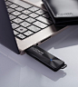 DashDrive Elite UE700系列结合成熟气韵与先进技术的创新设计为随身碟带来崭新面貌，许多消费者均为其兼具时尚风范以及数字时代所需的必备性所倾倒。蚀刻铝制外壳的迷人同心圆纹理凸显了位于中央的LED指示灯，进一步展现此随身碟整体的迷人外观。符合人体工学的滑动式USB连接器无需套盖，而同样时髦的吊带则确保需要时可快速取得随身碟。以上特色搭配上USB 3.0快速处理能力，DashDrive Elite UE700无疑为全球高阶使用者以及专业人士的最佳选择。
 
设计：ADATA Technolog