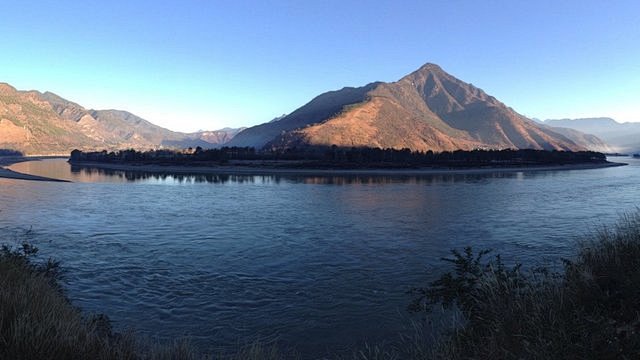 清晨，平静水面。,Eve七小姐