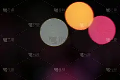 抽象模糊的圆散景灯光背景，五彩缤纷的城市夜景灯光。