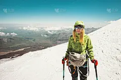 快乐女人登山运动员登山冰川旅行生活方式成功概念冒险活动度假户外登山运动登山装备