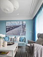 这种淡淡又柔和色调的蓝色臥室墻面，搭配上干净、简约又优雅的设计风格，然人觉得舒适温馨~