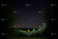 令人惊叹的星空与银河和人看星星在湖和树在山上。美丽的夜空。惊人的景观。从树林里的帐篷里看天空