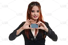 年轻的亚洲女商人微笑着空白卡片。