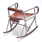 人人小站-这款名为randonneur椅子的框架是由雷诺兹公司生产的经过气体硬化和热处理的631型号钢管组何而成的。这种型号的钢管直到今天还被人们认为是制作自行车钢管最好的材料。摇椅下方的底座是由非常耐用的萨佩莱木打造的，同时还有来自于英国布鲁克斯的优质皮制品。这款家具的设计是对于自行车和英国独特定制技艺的致敬，它们在设计中体现了力量、重量和舒适度的完美平衡。
