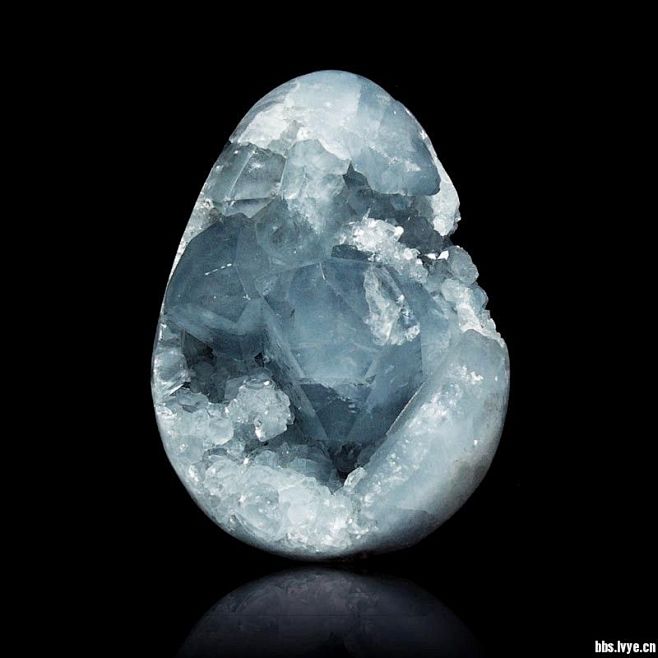 看看洞穴中隐藏的矿石晶簇~宝石般的美丽！