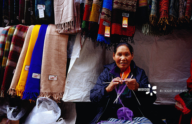 Tibetan woman knitti...