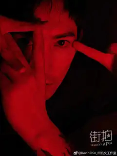 申凯文 天气转凉，凯文的早秋穿搭先行一步！绅士风与运动风，街头与居家，初秋的Kevin是否也依然让你心动？@海报时尚网
#申凯文##kevinshin# ​​​​