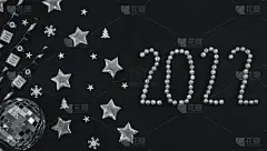 吸管上的纸香槟瓶，银色的星星，迪斯科球，雪球和黑色的2022号