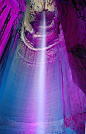 紅宝石瀑布(Ruby Falls)，美国田纳西州。这个瀑布与一般的瀑布不同，它深藏于341米的地下溶洞之内，与溶洞景观紧密地结合在一起,是世间少有的洞中瀑布。设计者为红宝石瀑布配置了七彩射灯，不断地变换色彩，使得瀑布显得异彩纷呈。  
