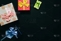 黑色星期五概念照片。生日聚会的礼物盒。销售和折扣。圣诞购物的想法。特别优惠价。本空间的地方。