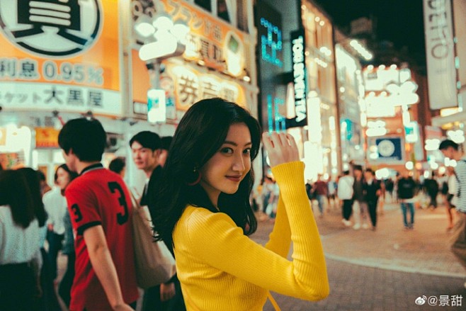 组图：景甜穿紧身荧光衫显傲人上围 漫步涩...