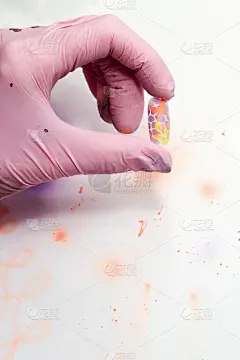 美甲大师持有喷枪设计指甲尖端