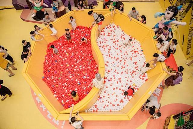 儿童乐园：火锅玩乐区，水娃和火娃站在一旁...