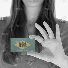 女士展示一张名片