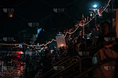人们在街上庆祝
