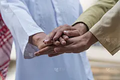 阿拉伯企业双手交叠，表示团结合作。专注的手