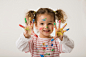 串,凌乱,人,休闲装,影棚拍摄_98286576_Girl (2-3) with paint on finger, portrait_创意图片_Getty Images China