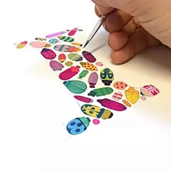 【手绘】英文字母这么玩，简直美哭了~ : 中国人常喜欢在汉字上做文章，书写各种好玩有趣的字体，当然歪果仁也不例外，26个英文字母变着花样玩，创意超出你的想象。看过那么多英文字母的手绘，小象唯独中意她的作品！ Ocki Magill，来自英国伦敦的平面设计师