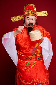 国潮新年财神爷手拿小笼包人物摄影图