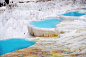 棉花堡(Pamukkale)位于土耳其Denizli市的西南部，是远近闻名的温泉度假胜地，此地不仅有上千年的天然温泉，更有这种古怪的好似棉花一样的山丘。大自然的鬼斧神功制造出了如此美妙的仙境。土耳其文Pamuk表示棉花，Kale表示城堡，所以Pamukkale就叫棉花堡。