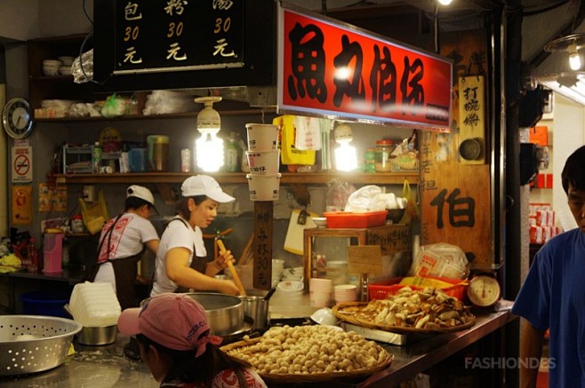 坐落在群山之中的九份老街，游人如织，但并...