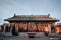 『忻州定襄•洪福寺』

洪福寺绝对可以称得上能代表晋北特色的寺庙之一，六米高的黄土堡垒让你还没有临近就能感觉到它的压迫感。越过拱券门便可见寺内金代的主殿，其面阔五间悬山顶，门上正悬“毗卢真境”。大殿斗拱硕大颇有宋风，殿内梁架皆有彩绘。最让人惊喜的是一堂宋代彩塑，毗卢遮那佛居中，两旁 ​​​​...展开全文c