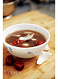 [红豆养心汤的做法——贝太厨房] 详细做法请点击：特色红豆是特别好的食物，具有清热解毒、利水消肿的作用。它有丰富的膳食纤维，具有良好的润肠通便、健美减肥、降血压、降血脂的功效。自己配制的红豆养心汤，具有补心、安神的作用，对于心血虚造成的睡眠不好有一定疗效。这道甜品补益气血，养心安神，很适合心血亏虚型的失眠健忘及脑力劳动者和贫血的人吃。红豆养心汤材料红豆                500g百......