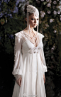 设计师Galia Lahav以电影《艺术家》为灵感打造婚纱礼服，精美的珠宝装饰、珍珠、流苏、刺绣图案，带我们回到令人沉迷的旧时光。 ​​​​
白色蕾丝