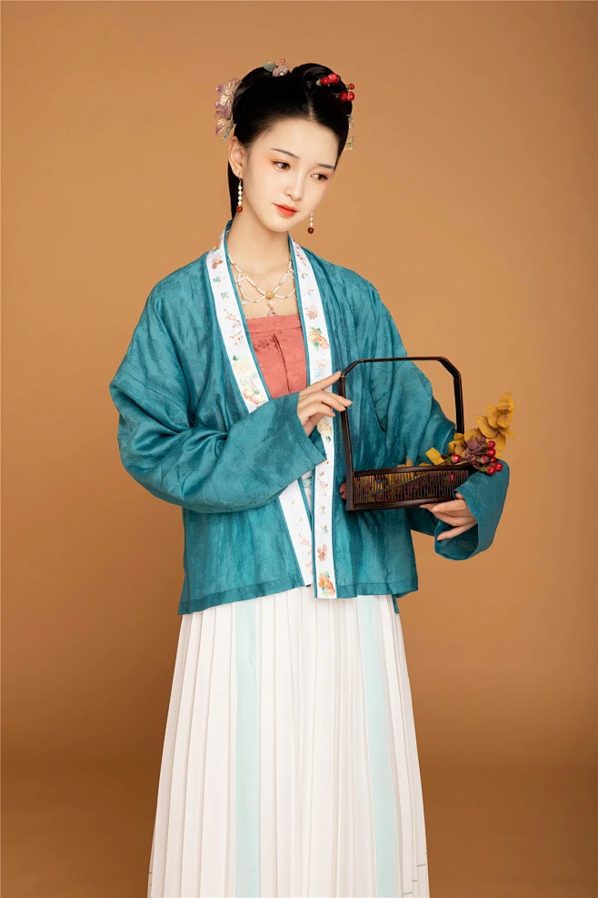 秋意阑珊 宋制对襟百迭绣花蝴蝶花果提花汉服女装原创【楠歌馆】-淘宝网-花瓣网