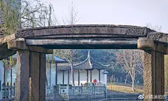 仙草呈瑞 飞虹永安
「江苏·苏州市·吴中区·斜塘土地庙及永安桥|省保」 

永安桥是一座结构非常标准的宋桥，石构件更新较少，多为武康石，梁侧刻有灵芝纹，排柱上刻有明代大修时的题刻。石梁下的木结构叫托木或者枕木，在早期梁桥中比较常见，作用是万一桥面条石断了下面的木头可以撑一会，不至于让行人落水，所以并没有“木石结构古桥”这么一说。近期土地庙不开门，所以当地居民直接聚在桥边祭祀，不知会不会对桥面造成伤害。